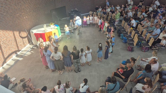Kinder am Altar