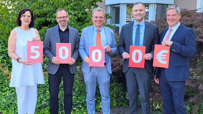 v.li. Sabine Riddermann (Geschäftsbereichsleitung) und Markus Bachmann (Vorstand) von der Ev. Stiftung Volmarstein sowie Thomas Biermann (Vorstandsvorsitzender), Tobias Riebeling (Bereichsleiter Firmenkunden/Immobilien) und Joachim Backhaus (Abteilungslei