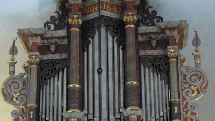 1976 wurde die Orgel fertiggestellt mit zwei Manualen und Pedal und insgesamt 18 Registern.