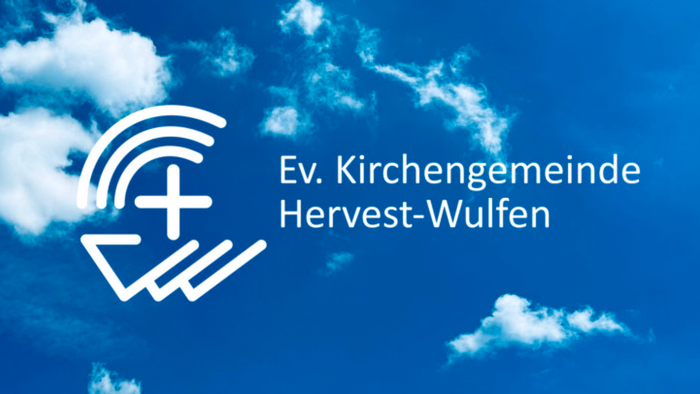 Das Bild zeigt ein Logo mit einem stilisierten Vogel und der Aufschrift *„Ev. Kirchengemeinde Harveste-Wulfen“* vor einem blauen Himmel mit Wolken im Hintergrund.