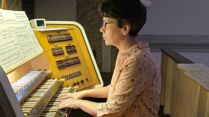 Organistin Monika Kecskes an der Orgel