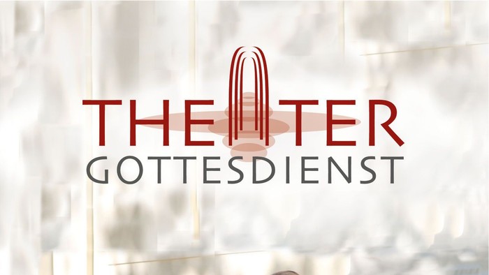 Promotionsfoto für „Theater Gottesdienst“ mit drei Frauen in schwarzer Kleidung und Theater-Branding.