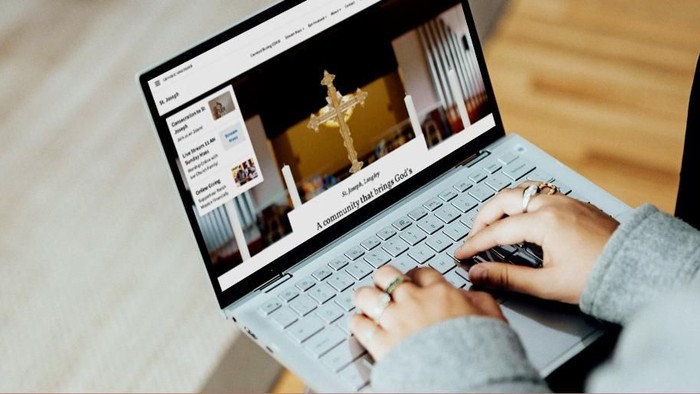Pige der skriver på computer. Vi ombygger hjemmesiden i Birkerød Kirke.