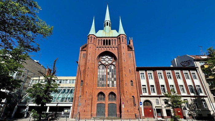 Frontansicht des Portals und der Fassade von St. Elisabeth