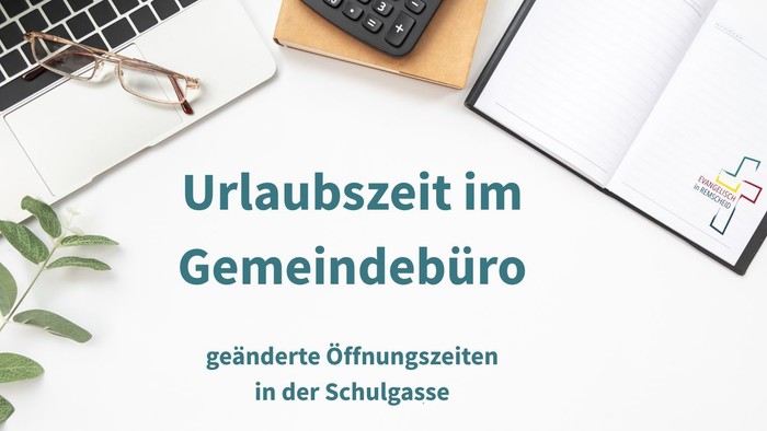 Ankündungsbild mit Schreibtisch, Computer und Notizblock für die veränderten Öffnungszeiten im Gemeindebüro Schulgasse.