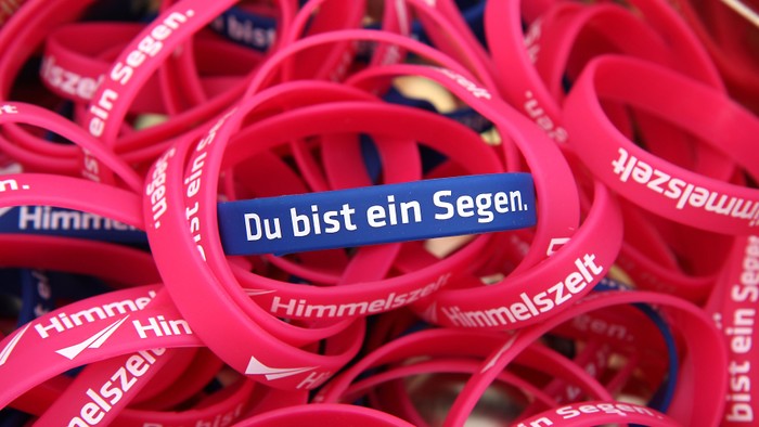Eine Sammlung von pinken Armbändern mit der Aufschrift