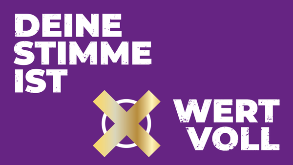 Weißer Text auf lila Grund 'Deine Stimme ist wertvoll' und goldenes Wahlkreuz.