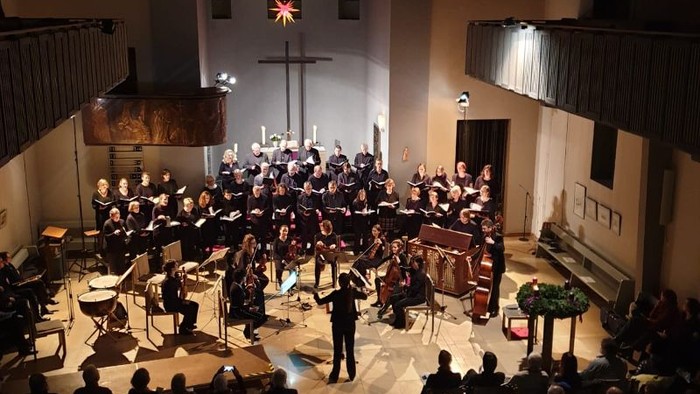 Ein Orchester spielt in einer Kirche vor Publikum