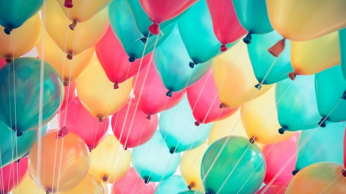 Bunte Luftballons drängten sich in einer lebhaften, fröhlichen Anordnung zusammen.