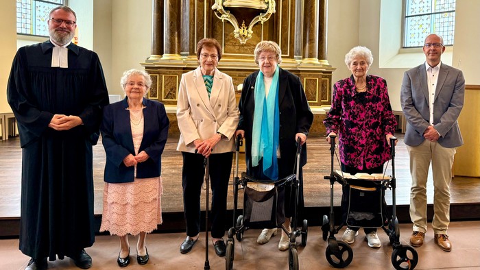 4 Konfirmationsjubilare vor dem Altar