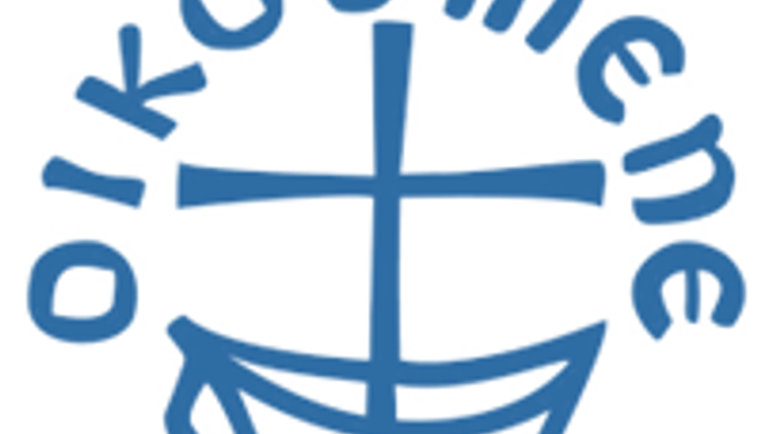 Blaues Logo mit einem Kreuz über einem Boot und dem griechischen Wort „ΟΙΚΟΥΜΕΝΗ“, was „ökumenisch“ oder „universell“ bedeutet.