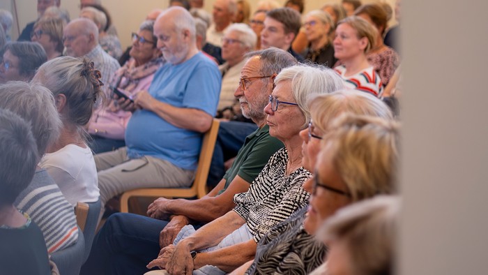 Billede af mennesker, der lytter