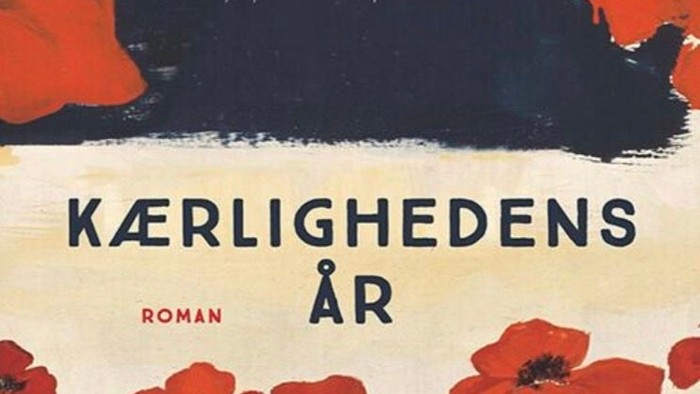 Forsiden af romanen kærlighedens år - mørk blå øverst, beige nederst med tæt tæppe af illustrerede valmueblomster