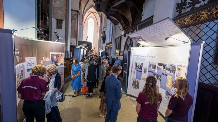 Besucher sehen sich die Anne Frank-Wanderausstellung in St. Jakobi an.