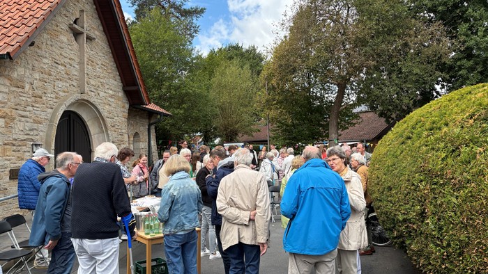 Gottesdienstbesucher im Gespräch vor der Lukaskirche.