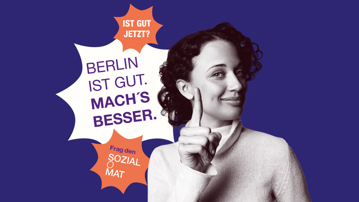 Eine fröhliche Frau hält eine Zahnbürste mit einem deutschen Slogan, der bessere soziale Bedingungen in Berlin fordert.