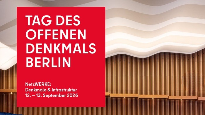 Ein Raum mit blauben Sitzen und dem Schriftzug: Tag des offenen Denkmals