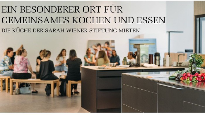 Eine moderne Gemeinschaftsküche zum gemeinsamen Kochen und Essen, angeboten von der Sarah Wiener Stiftung für Gemeinschaftsveranstaltungen und Bildungsangebote.