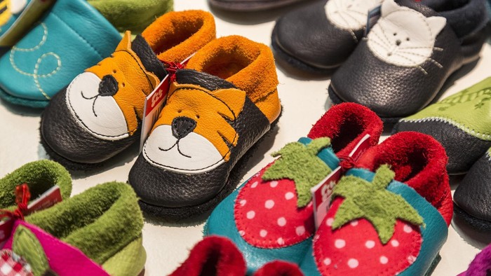 Verschiedene bunte Baby-Schuhe mit Tier- und Fruchtdesigns