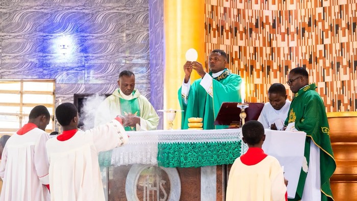 Afrikanischer Priester feiert die Messe