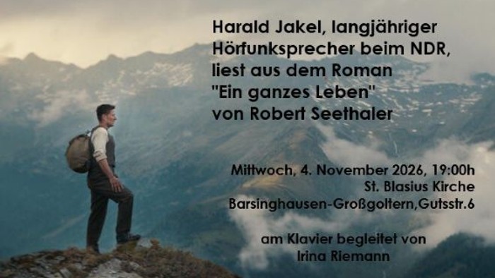 Ein Mann auf einem Berggipfel mit einem Text, der eine Lesung von Harald Jakel aus Robert Seethalers Roman ankündigt.
