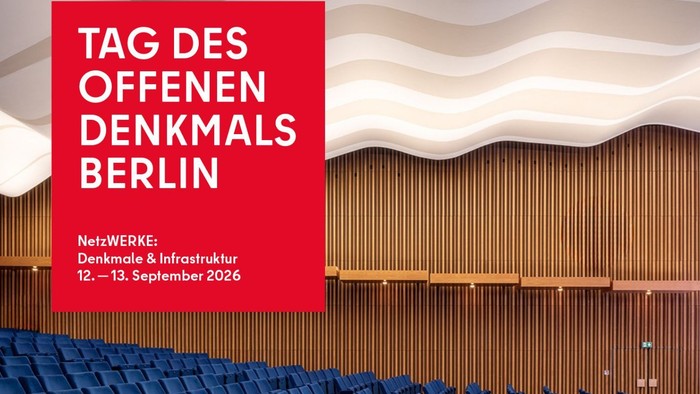 Ein Raum mit blauben Sitzen und dem Schriftzug: Tag des offenen Denkmals