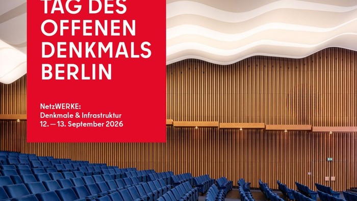 Ein Raum mit blauben Sitzen und dem Schriftzug: Tag des offenen Denkmals
