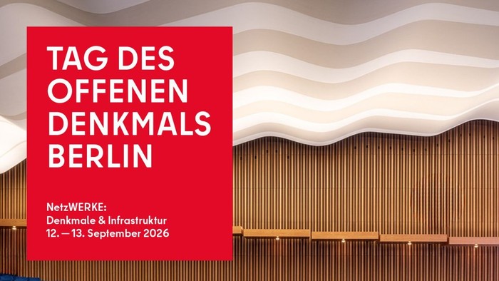 Ein Raum mit blauben Sitzen und dem Schriftzug: Tag des offenen Denkmals