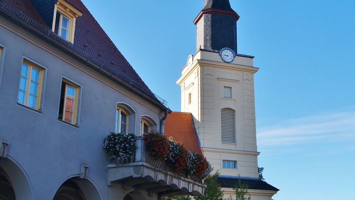 Ansicht der St. Marien-Kirche Trebbin mit dem Rathaus im Vordergrund.