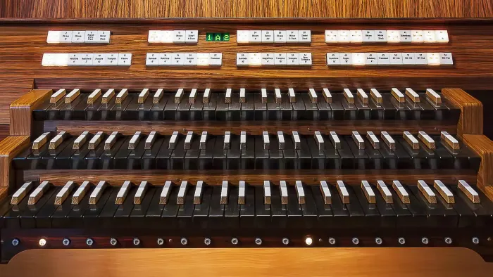 Das Bild zeigt die Manuale der Orgel in der Marienkirche Lippstadt.