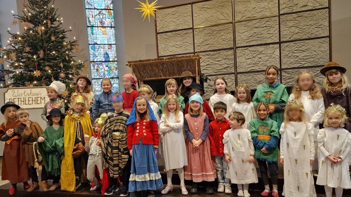 Krippenspielkinder vor dem Altar