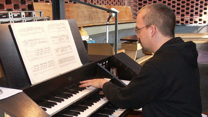 Mann spielt Klavier in einem Studio