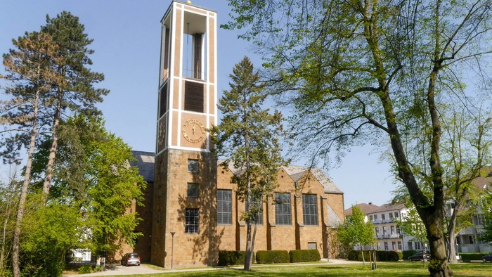 Die Auferstehungskirche in Bad Oeynhausen im Sonnenschein von der Nordseite.