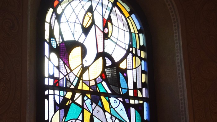 Buntglasfenster in Groß Köris mit der Taube als Symbol für den Heiligen Geist.