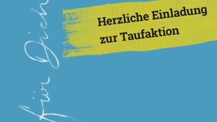Einladungskarte zur Tauffeier mit deutschem Text und handschriftlicher Unterschrift.