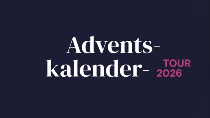 ? Linke Bildhälfte: TextgestaltungHaupttitel: In großen, weißen Serifbuchstaben steht dort das Wort „Adventskalender-“.Untertitel: Direkt daneben und darunter ist in einer kleineren, pinken serifenlosen Schrift „TOUR 2026“ eingefügt. Hintergrund: Der ges