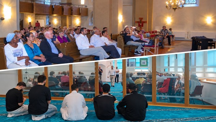 Eine vielfältige Gruppe von Menschen, die in einer Moschee beten und sitzen während einer gemeinschaftlichen Versammlung oder eines Gottesdienstes.