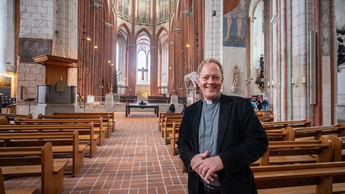 Pastor Robert Pfeifer steht in St. Marien.