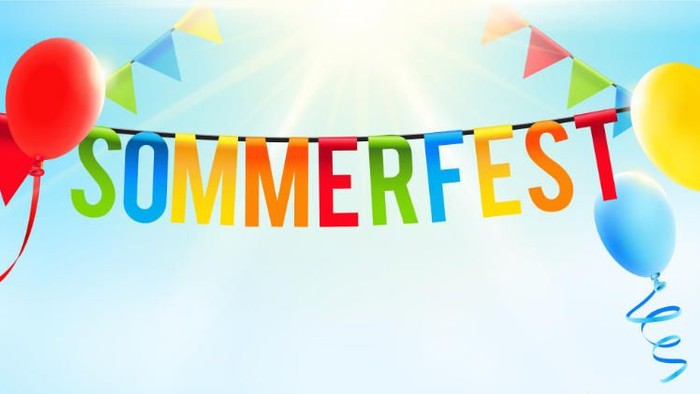 Bunte Sommerfest-Dekoration mit Luftballons und Banner vor blauem Himmel