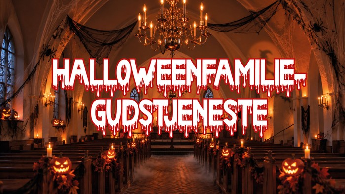 Kirkeinteriør med halloween-tema dekoreret med græskarhoveder og festlige lys, mærket på hollandsk.
