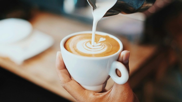 Eine Person macht Latte Art