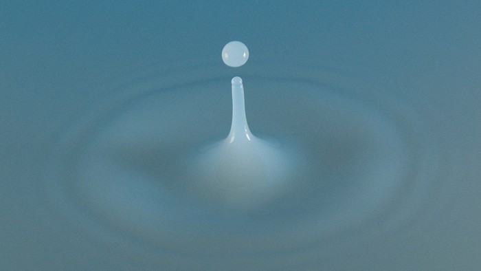 Ein Tropfen, der in Wasser fällt, erscheint wie der Buchstabe I