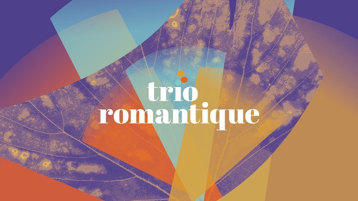 Ein aus gelben, orangen und blauen Facetten zusammengestelltes abstraktes Bild mit dem Titel Trio Romantique