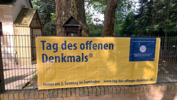 Gelbe Bannerwerbung für die Veranstaltung „Tag des offenen Denkmals“ am zweiten Sonntag im September mit Angaben zur Website.