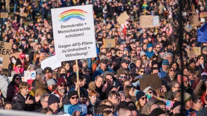 Menschen demonstrieren in Düsseldorf für Demokratie.