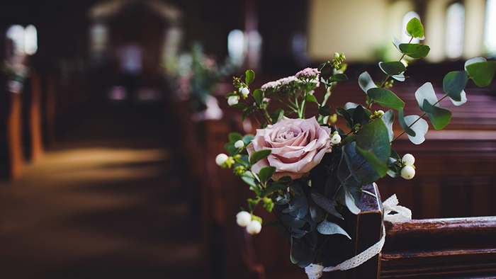 Blumenbuquet an Kirchenbank gebunden