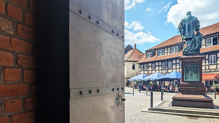 Blick aus dem Portal der Nikolai-Kirche auf das Denkmal von Kurfürst Joachim