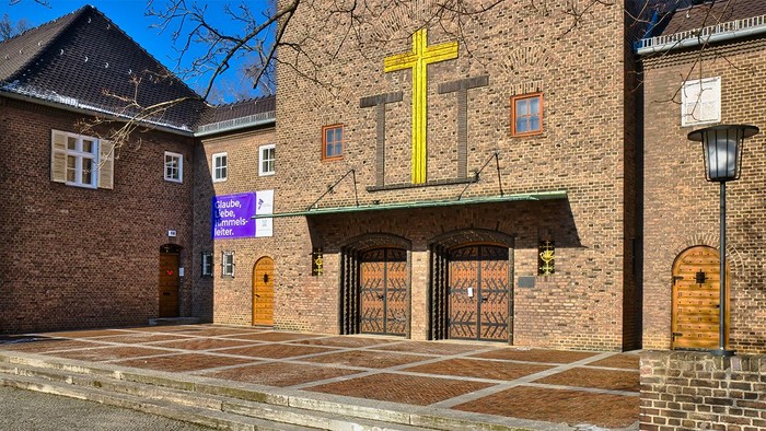 Eingang und Platz vor der Christophoruskirche