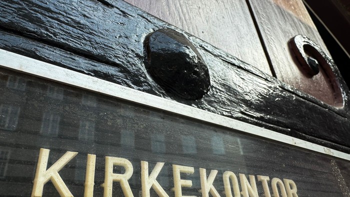Gulddet skilt på kirke.