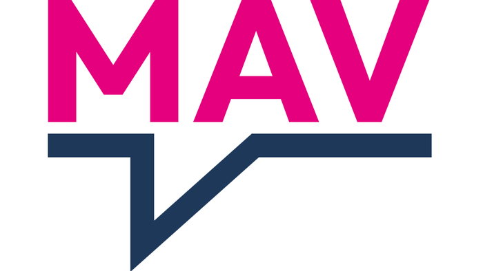 Logo für MAV mit kräftigen pinkfarbenen Buchstaben und einem blauen, stilisierten Pfeil darunter.